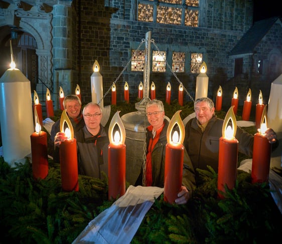 Die Besucher des berühmten Adventskranzes in Attendorn können sich auch dieses Jahr über verschiedene 'Kerzenandachten' freuen (Foto: Raith)
