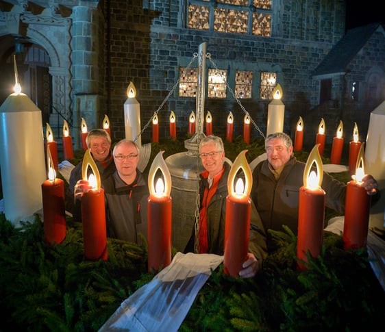 Die Besucher des berühmten Adventskranzes in Attendorn können sich auch dieses Jahr über verschiedene 'Kerzenandachten' freuen (Foto: Raith)