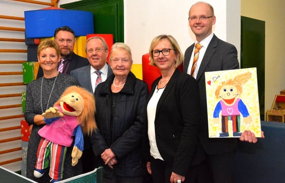 Trafen sich in der Beratungsstelle Lessingstraße zur Spendenübergabe: Fördervereinsvorsitzender Thomas Ruschin, Rendel Simon, Leiterin der Beratungsstelle, Superintendent Klaus Majoress, Stiftungsvorsitzende Ingrid vom Hofe, Diakonie-Geschäftsführerin Iris Jänicke und Björn Schöttler, stellvertretender Vorsitzender des Fördervereins (Foto: Wolfgang Teipel)