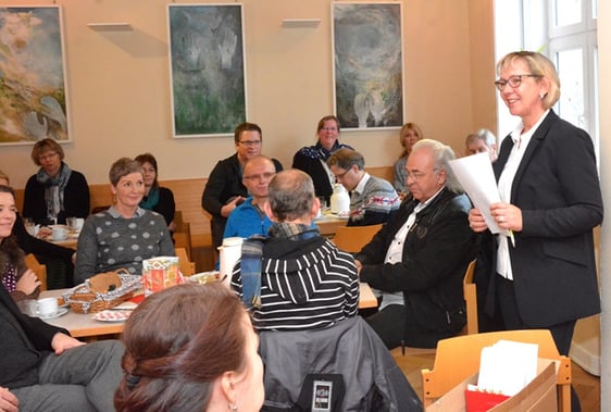 Geschäftsführerin Iris Jänicke (rechts) dankte dem Team für sein großes Engagement und informierte über die Fragebogenaktion, die zur Profilentwicklung der Diakonie beitragen soll (Foto: Wolfgang Teipel)