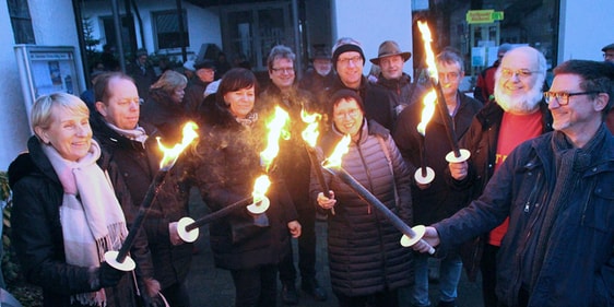 Freiwillige Fackelträger begleiteten den langen Zug beim Gebetsspaziergang durch Halver (Foto: Salzmann)