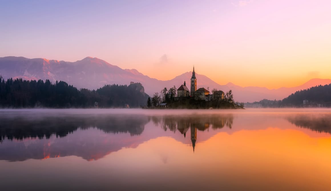 Die Pfarrkirche St. Marie auf einer kleinen Insel inmitten des Sees Bled - umrahmt von den Alpen im Hintergrund. Eine von vielen beeindruckenden Ansichten, die es in Slowenien zu bestaunen gibt (Foto: pixabay)