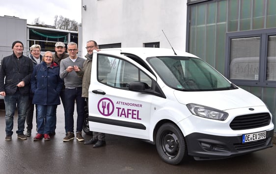 Pfarrer Dr. Christof Grote, Christoph Frey, Burkhard Stemmer, Sylvelin Karsunki, Sabine Follmann und Guido Raith (v.r.) bei der Übergabe des Autos für die Attendorner Tafel (Foto: DW)