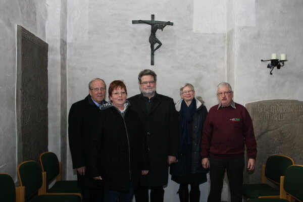 Trafen sich zum Gespräch in der Apostelkirche (von links): Superintendent Klaus Majoress, Kirchbaumeisterin Grit Kannert, Pfarrer Bodo Meier sowie die Presbyteriumsmitglieder Stefanie Forster-Klein und Andreas Mätzig (Foto: Süderländer Tageblatt)