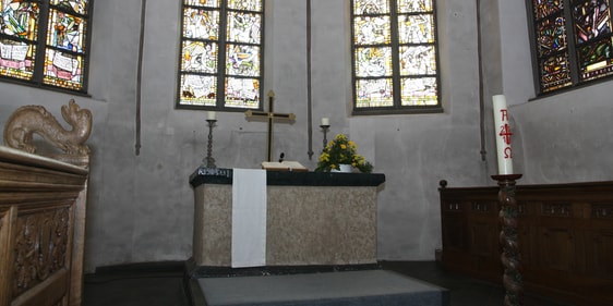 Der Chorraum der Apostelkirche in seiner jetzigen Form: Ohne den Altaraufbau wurde der Blick frei auf die Kirchenfenster dahinter (Foto: Süderländer Tageblatt)