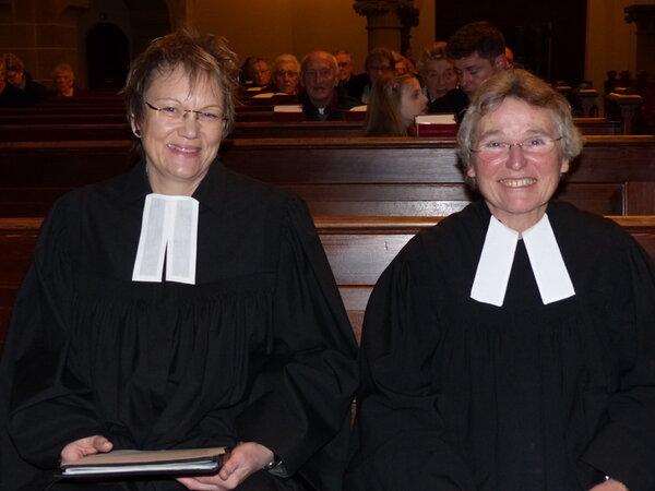 Auftaktveranstaltung in der Christuskirche mit Sabine Langenbach (l.) und Pfarrerin Bärbel Wilde (Foto: Weiland)