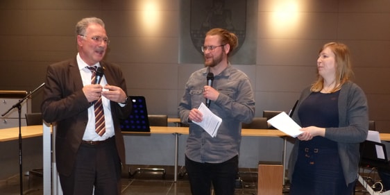 Beim überkonfessionellen Gebetsabend im Ratssaal interviewten Isabelle Budricks und Daniel Scharf Lüdenscheids Bürgermeister Dieter Dzewas (links) (Foto: Weiland)