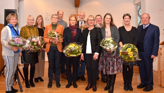 Das Team der Psychologischen Beratungsstelle mit Superintendent Klaus Majoress, Diakonie-Geschäftsführerin Iris Jänicke und dem früheren Geschäftsführer Hans-Jürgen Vormschlag. Er hatte die Arbeit der Beratungsstelle 21 Jahre lang begleitet. Foto: Wolfgang Teipel