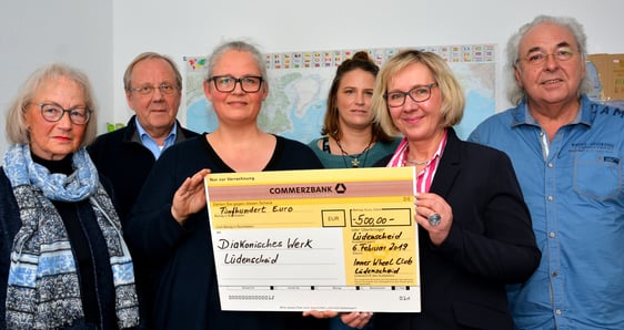 Christa Ackermann (Inner Wheel), Superintendent Klaus Majoress, Britta Hafermas-Külpmann, Simone Lenger, Iris Jänicke und Michael Wirth bei der Scheckübergabe. Foto: Wolfgang Teipel