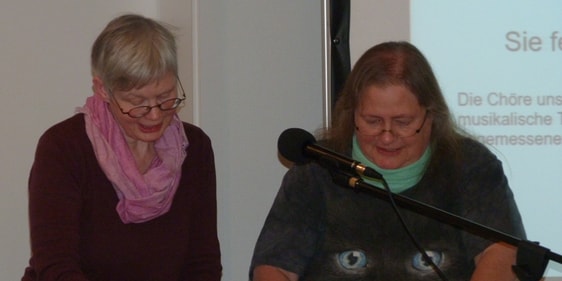 Die Mitglieder des Presbyteriums führten als Moderatoren durch den Abend und sprachen dabei auch das Thema „Altar-Abbau“ an (Foto: Gerhard)