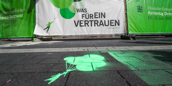 Kampagnemotiv für den DEKT 2019 vor der St. Petri Kirche in Dortmund (Foto: Stephan Schütze)