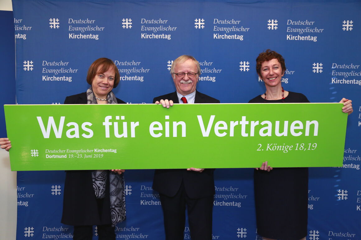Annette Kurschus, Präses der Evangelischen Kirche von Westfalen, Hans Leyendecker, Kirchentagspräsident, und Julia Helmke, Generalsekretärin des Deutschen Evangelischen Kirchentages, (v.l.n.r.) präsentieren die Losung des 37. Deutschen Evangelischen Kirchentages (Foto: DEKT)