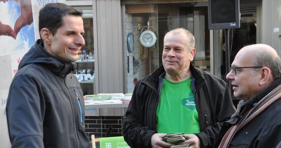 Bürgermeister Christian Pospischil (links) im Gespräch über den 37. Deutschen Evangelischen Kirchentag in Dortmund mit dem Kirchentagsbeauftragten des Kirchenkreises Stefan Schick (Mitte) und dem Vorsitzenden des Attendorner Presbyteriums Wolfgang Dröpper (Foto: Ernst)