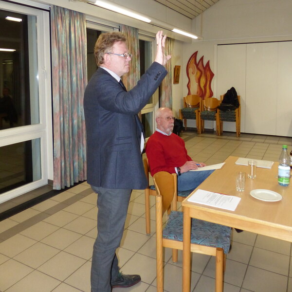 Miteinander in der Gesellschaft: Einen überaus guten Griff hatten die Initiatoren des Rönsahler Männerforums mit der Einladung von Dr. Andreas Hollstein (stehend) als Referent zum Thema „Gewalt in unserer Gesellschaft“ getan (Foto: Crummenerl)