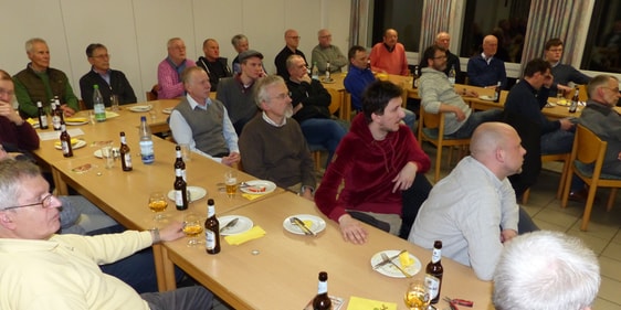 Ein Plädoyer für Toleranz gegenüber Menschen, die in großer Notlage zu uns kommen und im Grunde unverzichtbar sind, hielt Altenas Bürgermeister Dr. Hollstein und sparte dabei auch eigene Erfahrungen nicht aus. Damit stieß er auf großes Interesse. Sehr viele Besucher waren für den Vortrag zum Männerforum gekommen (Foto: Crummenerl)