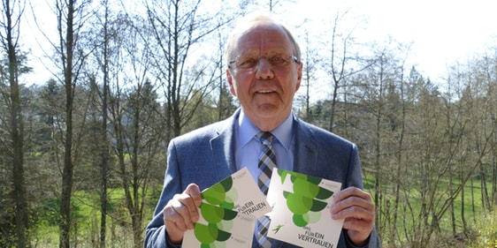 Superintendent Klaus Majoress freut sich über die besondere Möglichkeit das ‚Schnupperticket‘ für den kommenden Kirchentag in Dortmund anbieten zu können (Foto: EKKLP