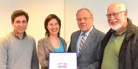 Bei der Preisübergabe: Stefan Wilczewski, Vorsitzender des Arbeitskreises Schule, Liesa-Verena Forstbauer, Superintendent Klaus Majoress und Fred Witte, Vorsitzender des Presbyteriums der evangelischen Gemeinde Plettenberg (Foto: Wolfgang Teipel)