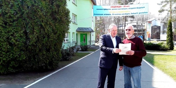 Heinz-Georg Ackermeier (r.) informieret sich bei seinen Besuch vor Ort über die Entwicklung des weißrussisch-deutsche Kinderzentrums. Dabei traf er auch den Direktor des Zentrums, Slawa Makuschinskij (Foto: Privat)