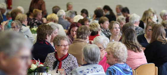 170 Frauen genossen 'ihr' Frühstückstreffen und die damit verbundene Herzlichkeit im Gemeindesaal der Ev. Kirchengemeinde Valbert. Die 15 Organisatorinnen der Veranstaltung hatte hier für die Gäste einen richtigen Wohlfühlort geschaffen (Foto: Haidle)