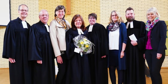 Ingrid Neufert (4.v.l.) wurde als neue Prädikantin für Ev. Versöhnungs-Kirchengemeinde Lüdenscheid eingeführt (Foto: EVVKG)