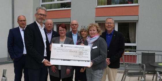 Die Übergabe der Großspende (den Scheck halten Prof. Dr. Burkhard Bamberger und Sabine Große), womit voraussichtlich ab Herbst nächsten Jahres das Amalie-Sieveking-Hospiz sein neues Zuhause bekommen soll (Foto: Görlitzer)