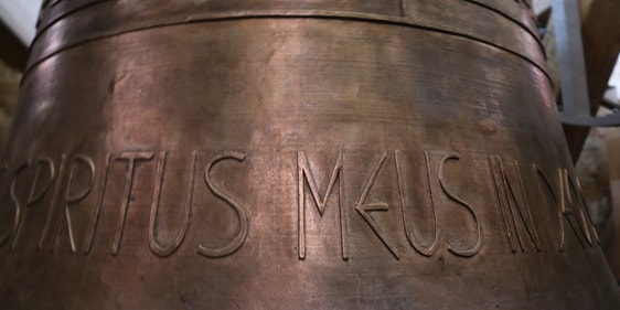 Eine der vier neuen Glocken in der Jesus-Christus-Kirche in Meinerzhagen. Die Ev. Kirchengemeinde feierte die Eiführung der Glocken mit einem eigenen Fest (Foto: Görlitzer)