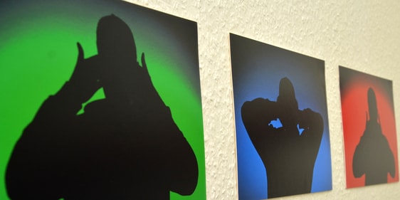 Farbepracht trifft auf Dunkelheit - eine Arbeit der Ausstellung hat den Titel „Schattenspiele“ (Foto: Wolfgang Teipel)