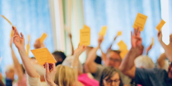 Eine Vielzahl an Abstimmungen standen bei der Synode auf der Tagesordnung, teilweise mit vorherigen, kontroversen Diskussionen (Foto: Haidle)