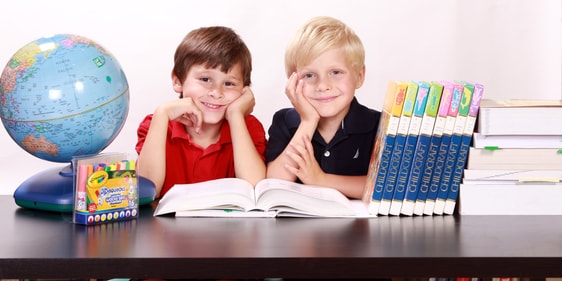 Die Ev. Kirchengemeinde Attendorn unterstützt mit Gutscheinen für Schulbedarf und Schreibwaren bedürftige Familien und Alleinerziehende mit schulpflichtigen Kindern (Foto: Pixabay)