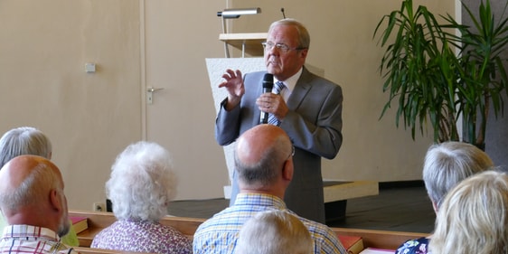 Superintendent Klaus Majoress erläuterte die Entscheidung der Vereinigung und stand bei den Versammlungen den Gemeindemitgliedern Rede und Antwort (Foto: Ernst)