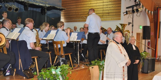 Das Schützenfest in Lennestadt wurde zum ersten Mal mit einem ökumenischen Schützenfest-Gottesdienst eröffnet. Pfarrer Dr. Jörg Ettemeyer (r.) von der Ev. Kirchengemeinde Lennestadt- Kirchhundem hielt dabei die Predigt (Foto: Dieter Dörrenbach, Kirchhundem)