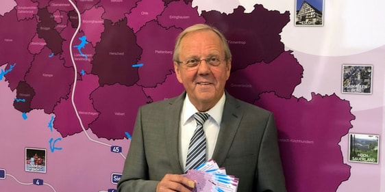 Klaus Majoress, Superintendent des Ev. Kirchenkreises Lüdenscheid-Plettenberg, freut sich über ein gelungenes ‚Sauerland-Gewinnspiel‘ beim Deutsche Evangelische Kirchentag in Dortmund. Unter den vielen Teilnehmern wurden nun über 100 Preise aus der Region des Sauerlandes ausgelost (Foto: EKKLP)