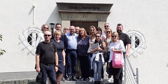 Die Teilnehmerinnen und Teilnehmer der polnischen Austauschgruppe besuchten in Attendorn einige Einrichtungen, u.a. auch die Kinder- und Jugendbücherei der Ev. Kirchengemeinde Attendorn (Foto: EKGA)