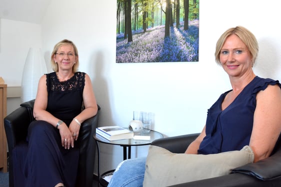 Claudia Kaschitzki (rechts mit Diakonie-Geschäftsführerin Iris Jänicke) hat sich zur Fachberaterin für Psychotraumatologie ausbilden lassen. Foto: Wolfgang Teipel
