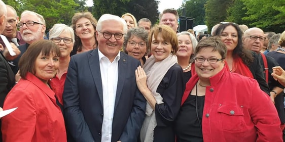 "The Albert Singers" waren vom Bundespräsidenten der Bundesrepublik Deutschland, Frank-Walter Steinmeier in die Villa Hammerschmidt nach Bonn eingeladen worden. DieVeranstaltung war eine Würdigung der musikalischen Bildung im Amateurbereich sowie des ehrenamtlichen Engagements des Chores (Foto: Kannenberg)