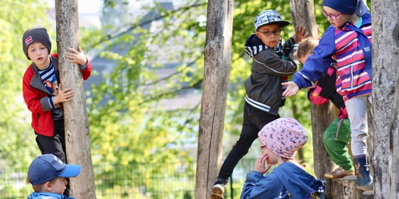 Miteinander: Besonders im Spiel draußen wird das Miteinander groß geschrieben (Foto: Haidle)