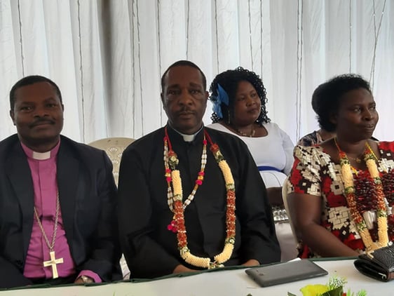 vorne v.l.: Bischof Dr. Abednego Keshomshahara, der neugewählte Dean Jackson Mushendwa mit seiner Ehefrau