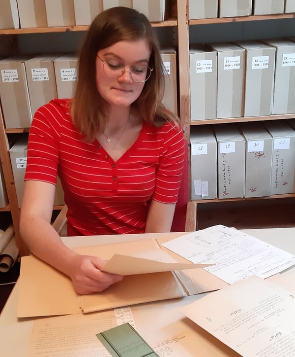 Amelie Grote auf Spurensuche im Archiv der Evangelischen Kirchengemeinde (Foto: privat)