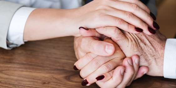 Die Evangelische Kirchengemeinde Oberbrügge sucht im Rahmen eines 450,00 € Jobs eine GemeindeSchwester um sich noch mehr um Menschen kümmern zu können, die jemanden an ihrer Seite brauchen (Foto: EKGO)
