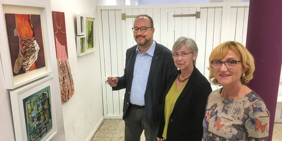 Im Beisein zahlreicher Gäste eröffnete Pfarrer Dr. Christof die Gemeinschaftsausstellung von den beiden Künstlerinnen Birgitt Kühn (m.) und Renate Stoll (Foto: Raith)
