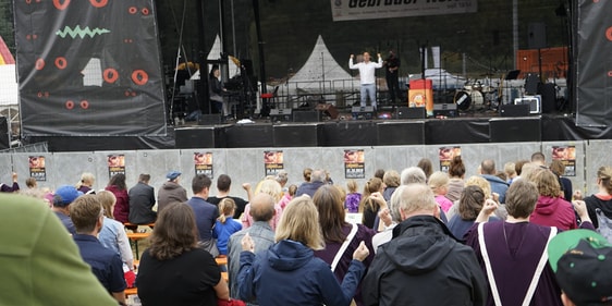 Viele Menschen aus Lüdenscheid und Umgebeung nahmen die Einladung zum Family-Day auf dem Lüdenscheider Nattenberg wahr und erlebten zusammen vielseitige und spannende Programmpunkte (Foto: Kannenberg)
