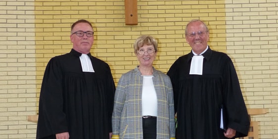 Verabschiedung der langjährigen Leiterin der Diakoniestation Lüdenscheid-Altena, Hanna Klischat, durch Superintendent Klaus Majoress (r.) und Pfarrer Martin Wehn vom Vorstand der Diakonie Mark-Ruhr (Foto: Weiland)