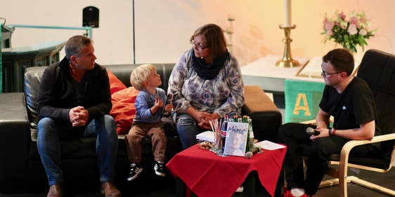 Luis darf mit „zur Arbeit“ von (Pflege-)Mama Reinhard und Sandra. Das Ehepaar verlor ihren Sohn Mirco, der 2010 ermordet wird. Mit ihrem Vortragsdienst antworteten die Beiden auf ihre einstige Frage: „Gott, was hast Du noch mit uns vor?“ (Foto: Haidle)