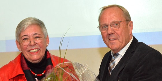 Beifall und Blumen: Superintendent Klaus Majoress verabschiedete im Namen der Kreissynode die langjährige Ortsdezernentin und Oberkirchenrätin Doris Damke (Foto: EKKLP)