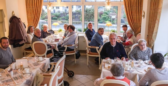Ehrenamtliche Helfer des Agil-Seniorenbüros verbrachten einige gemütliche Stunden im Café Moses. Foto: Guido Raith