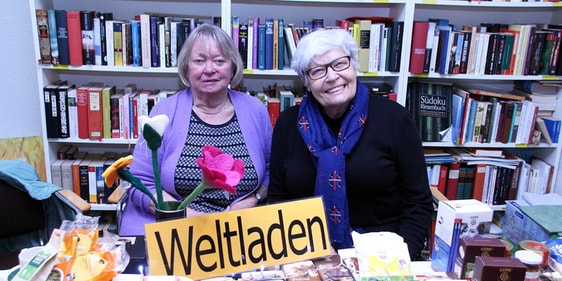 Am Stand des Weltladens konnten die Besucher Lüdenscheid-Schokolade mit Bergstädter Motiven, Karten für die Lepra-Hilfe und vieles mehr erstehen (Foto: Salzmann)