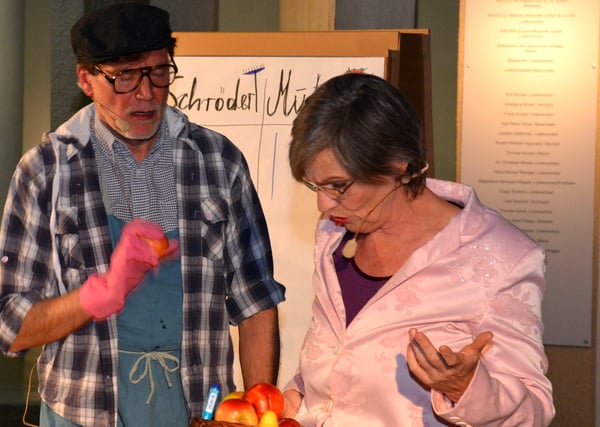 Karin Kettling als Frau Mutig versuchte Jürgen Kettling (Herr Schröder) in die Schranken zu weisen und ihn zum Nachdenken zu bringen. Foto: Wolfgang Teipel