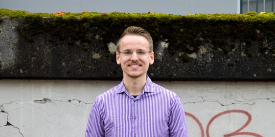 Andreas Hoenemann ist der neue Vikar der Evangelischen Kirchengemeinde Werdohl. Er ist einer von vielen jungen Menschen, die seit einiger Zeit wieder Pastor werden wollen. Nach einem Tief, in dem die Gemeinden schrumpften und viele Kirchen geschlossen wurden, scheint es jetzt einen neuen Aufbruch innerhalb der Kirchen zu geben (Foto: Kannenberg)