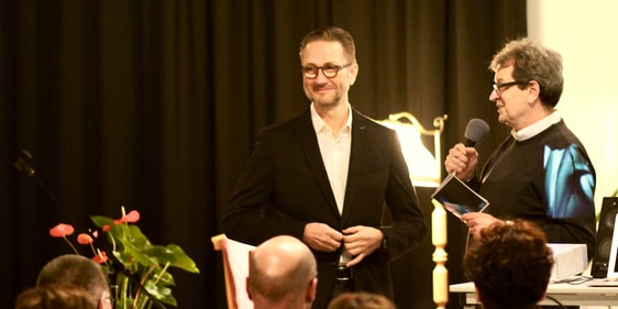 Martin Pogorzelski (r.), als Pfarrer der Ev. Kirchengemeinde und Sprecher der Ökumenischen Hospizgruppe Halver, führte in den Abend ein und begrüßte Uwe Schulz im vollbesetzen Kulturbahnhof (Foto: Haidle)
