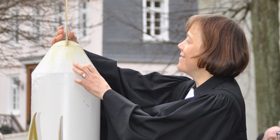 Zum „180. Geburtstag“ des Adventskranzes würdigte Präses Annette Kurschus im vergangenen Jahr das Attendorner Engagement gegen Kinderarmut. Dieses Jahr kann schon zum 12. Mal die Verteilung von Gutscheinen für Schulbedarf und Schreibwaren an bedürftige Familien und Alleinerziehende mit schulpflichtigen Kindern ermöglicht werden (Foto: Ernst)